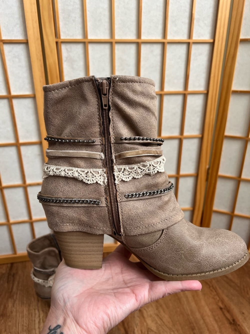 POP Boutique Boho Ankle Boots Taupe Lace Chain Detail Low Heel Size 10 - Picture 3 of 11